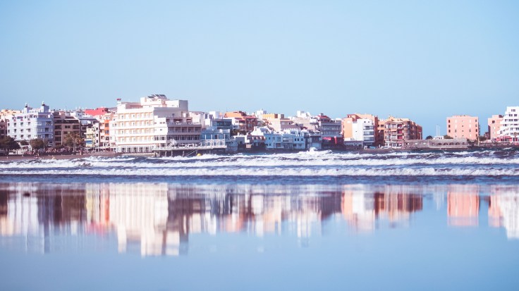 Größere Gebäudekomplexe direkt am Meer.