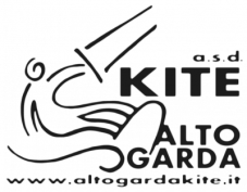 Logo Alto Garda Kite a.s.d. Schwarz auf weiss gezeichneter Kitesurfer inkl. Schriftzug und Website des Vereins